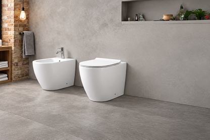 Set Sanitari a Pavimento Filo Muro – Serie Darika - Vaso Rimless con Sedile Soft Close + Bidet in Ceramica Bianca