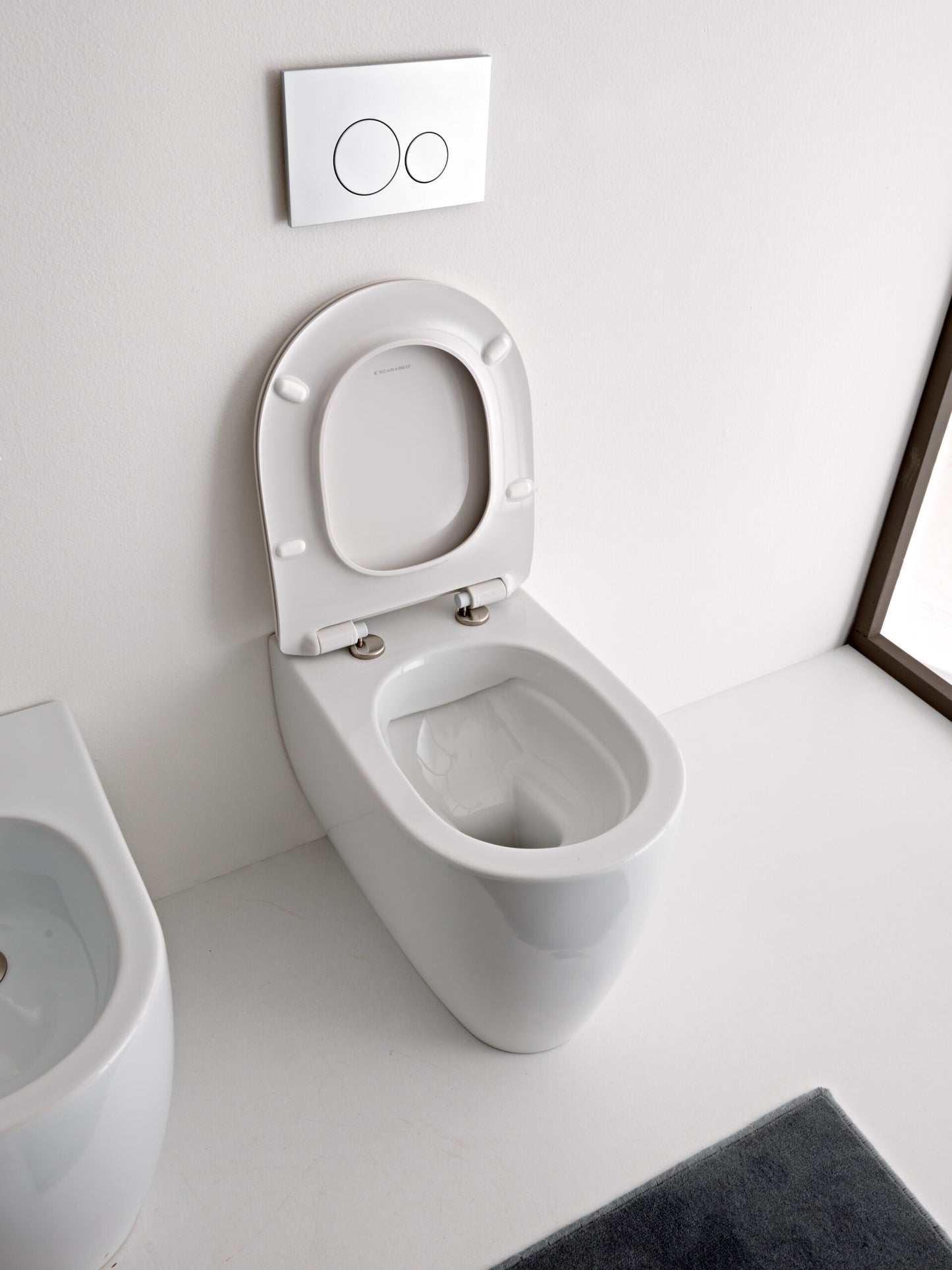 SCARABEO MOON Clean Flush Vaso a Terra Filo Parete con Coprivaso Incluso – Vaso Rimless 54,5x36 cm